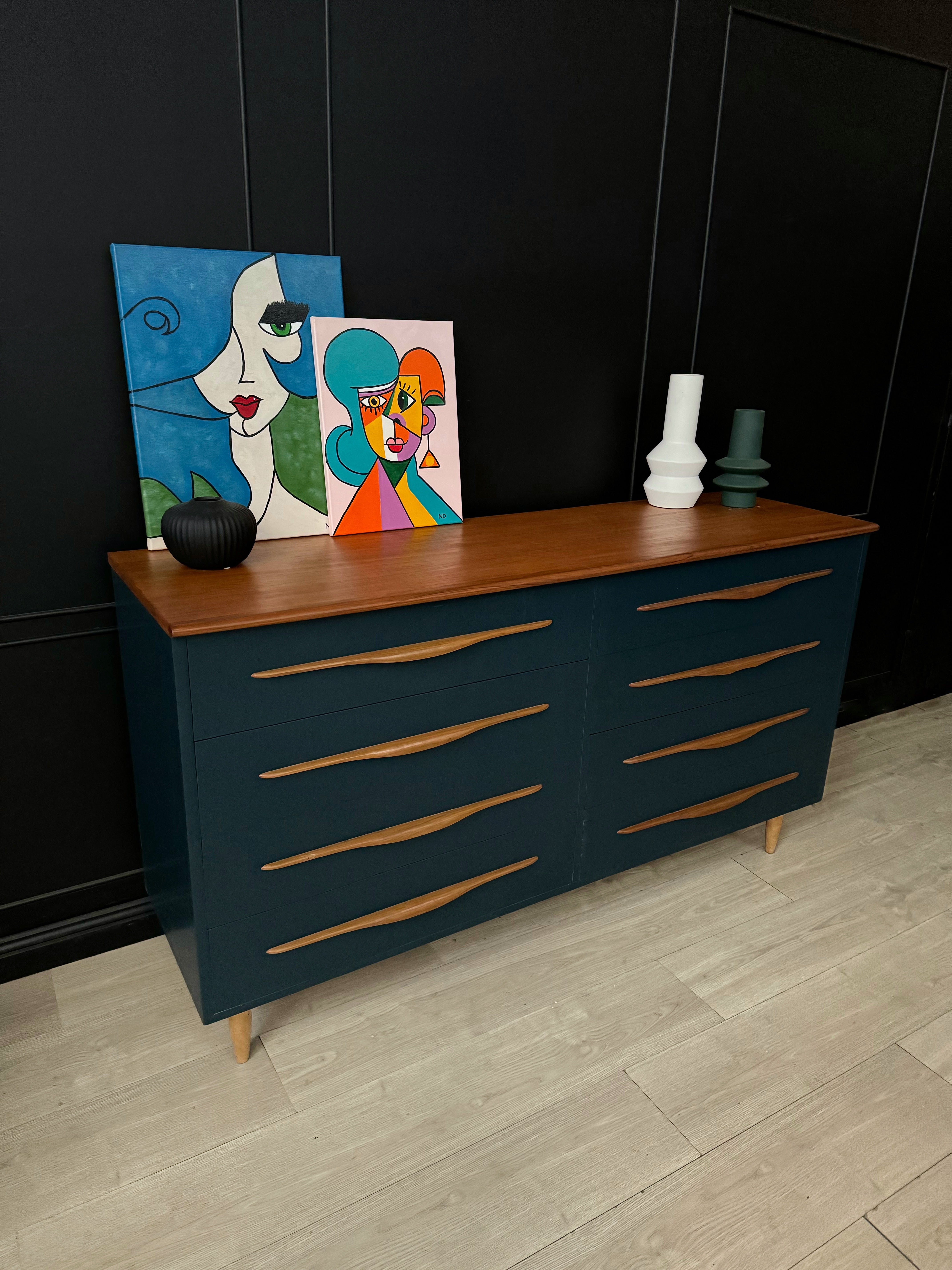 Mid century 8 drawers dresser with wooden handles
