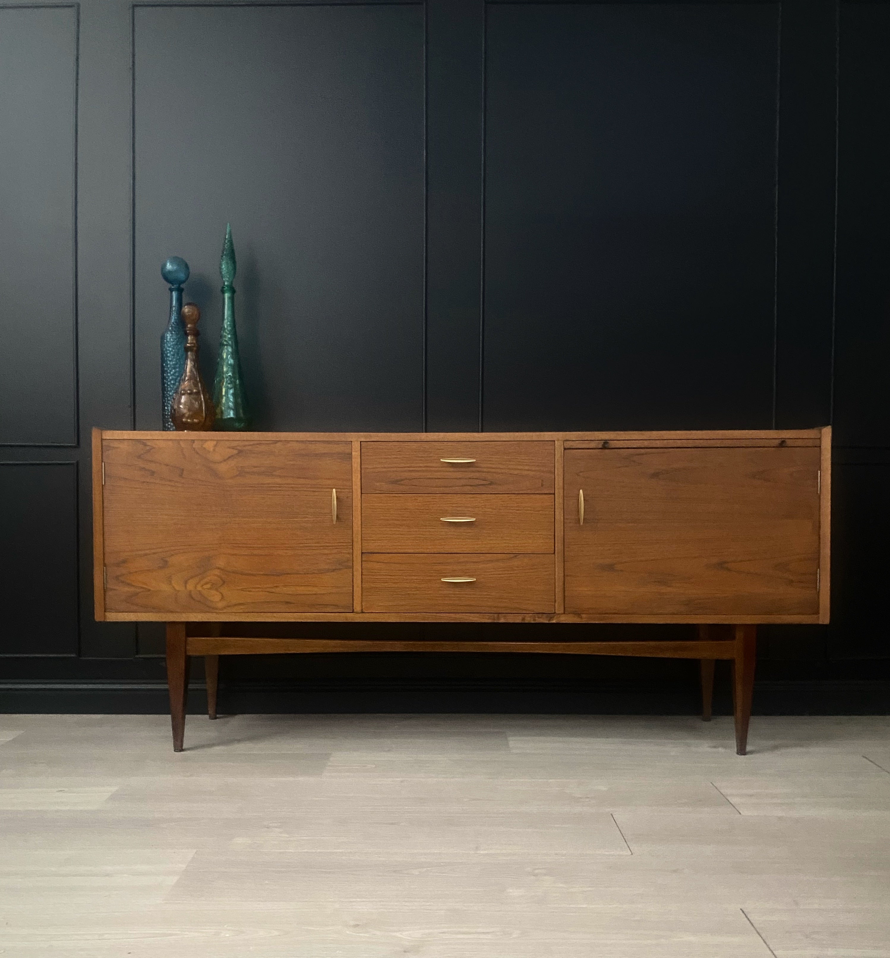 Stunning Mid Century / Vintage buffet sideboard