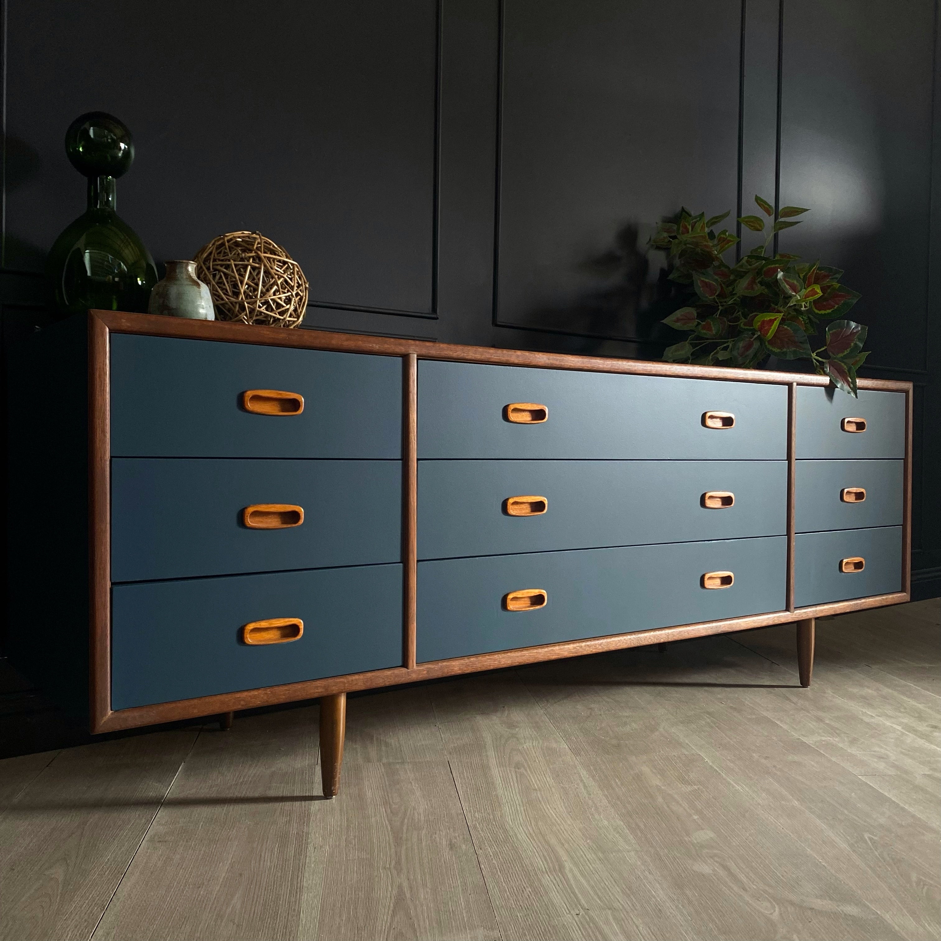 ‘Alrob Furniture’ 9 drawer dresser