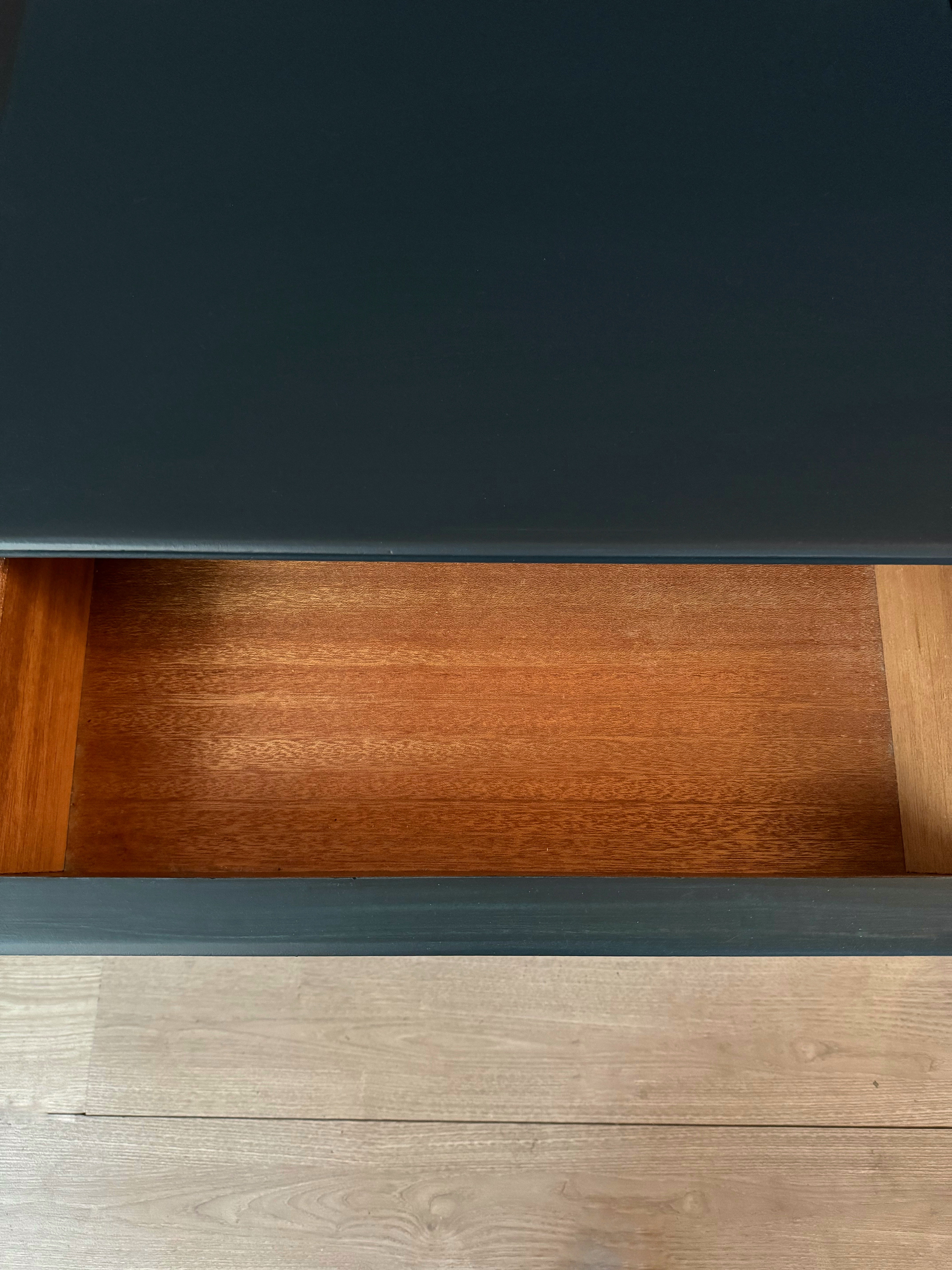 ‘Hayson Furniture’ bedside tables (set)