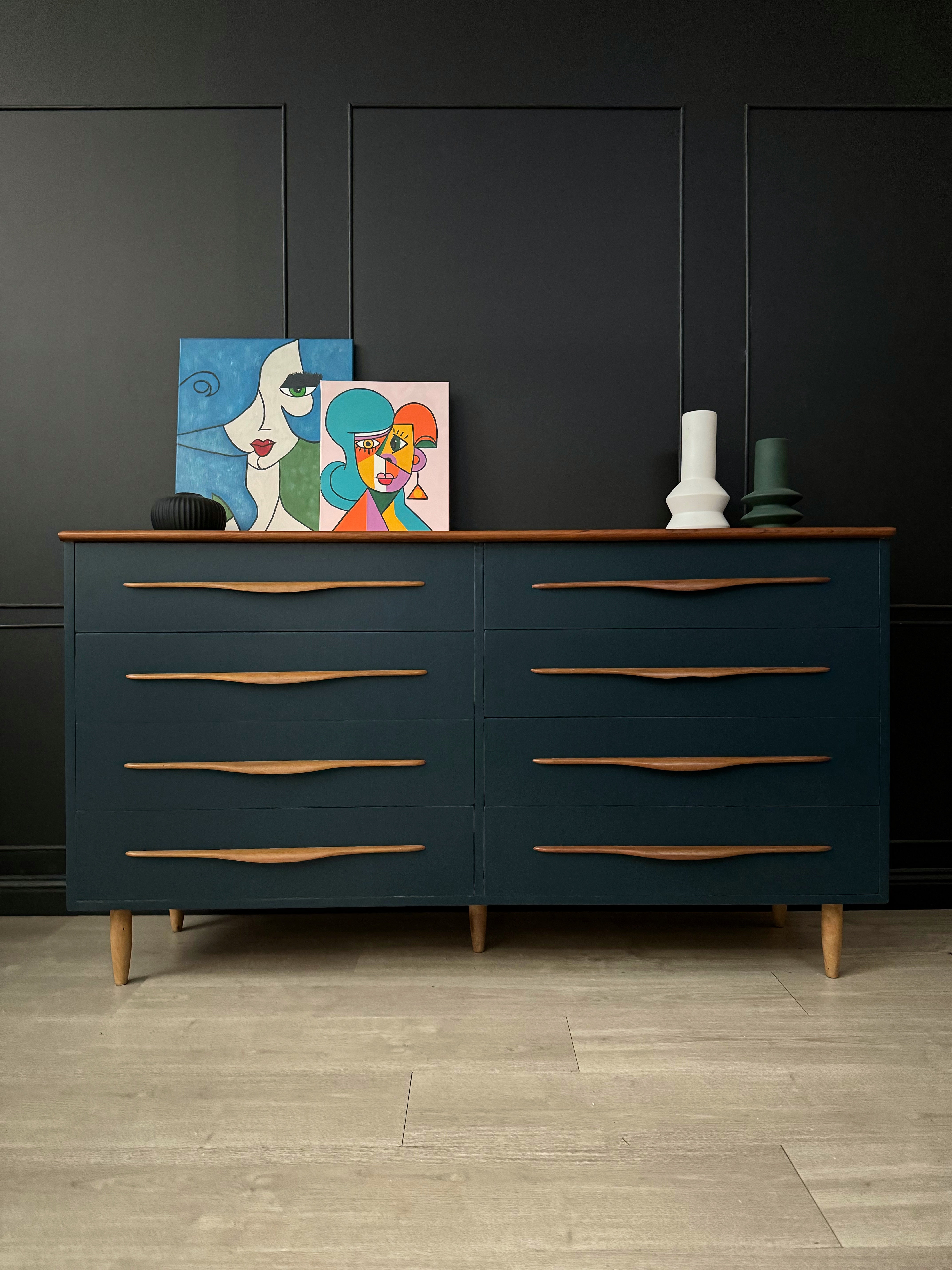 Mid century 8 drawers dresser with wooden handles