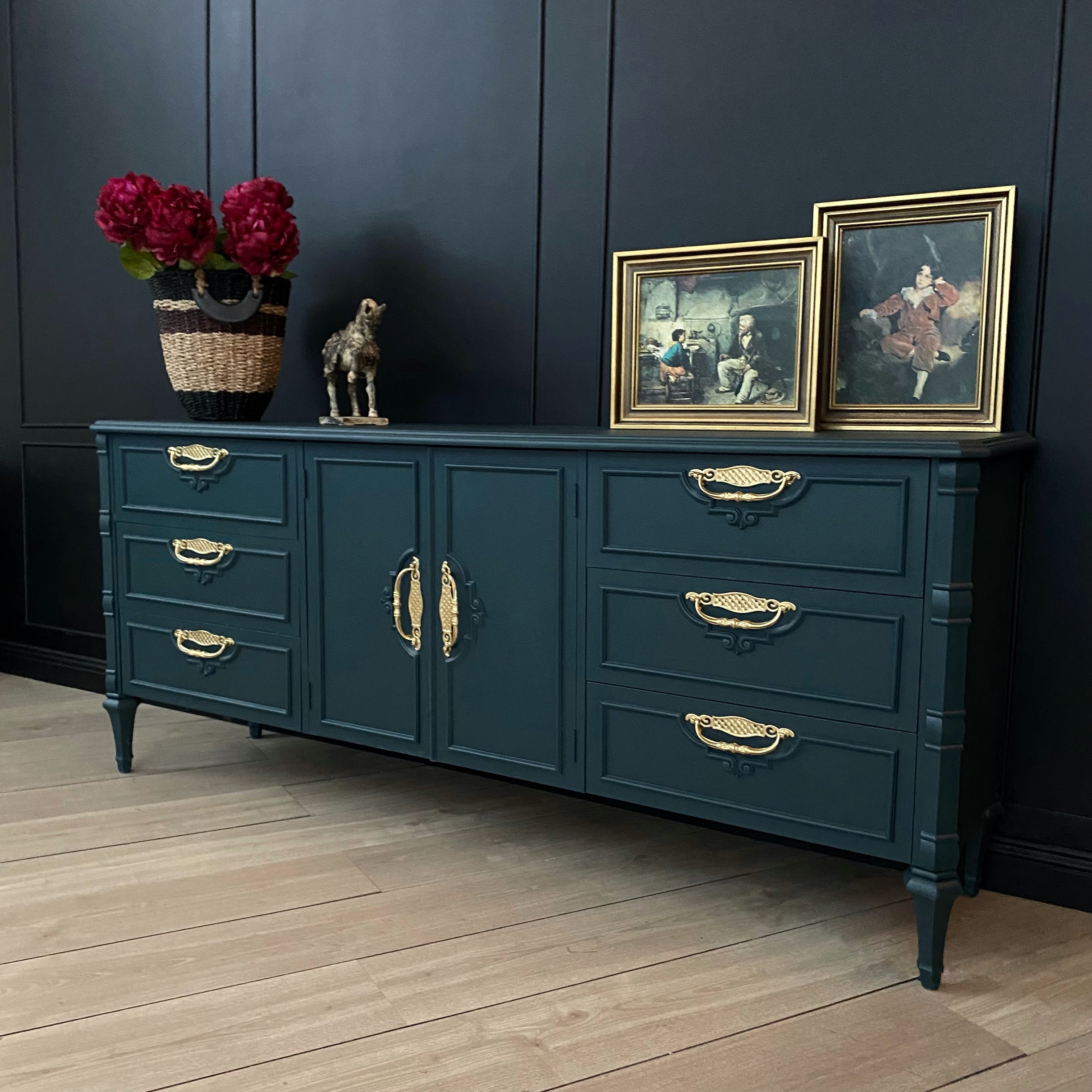 Stunning sideboard / buffet / dresser