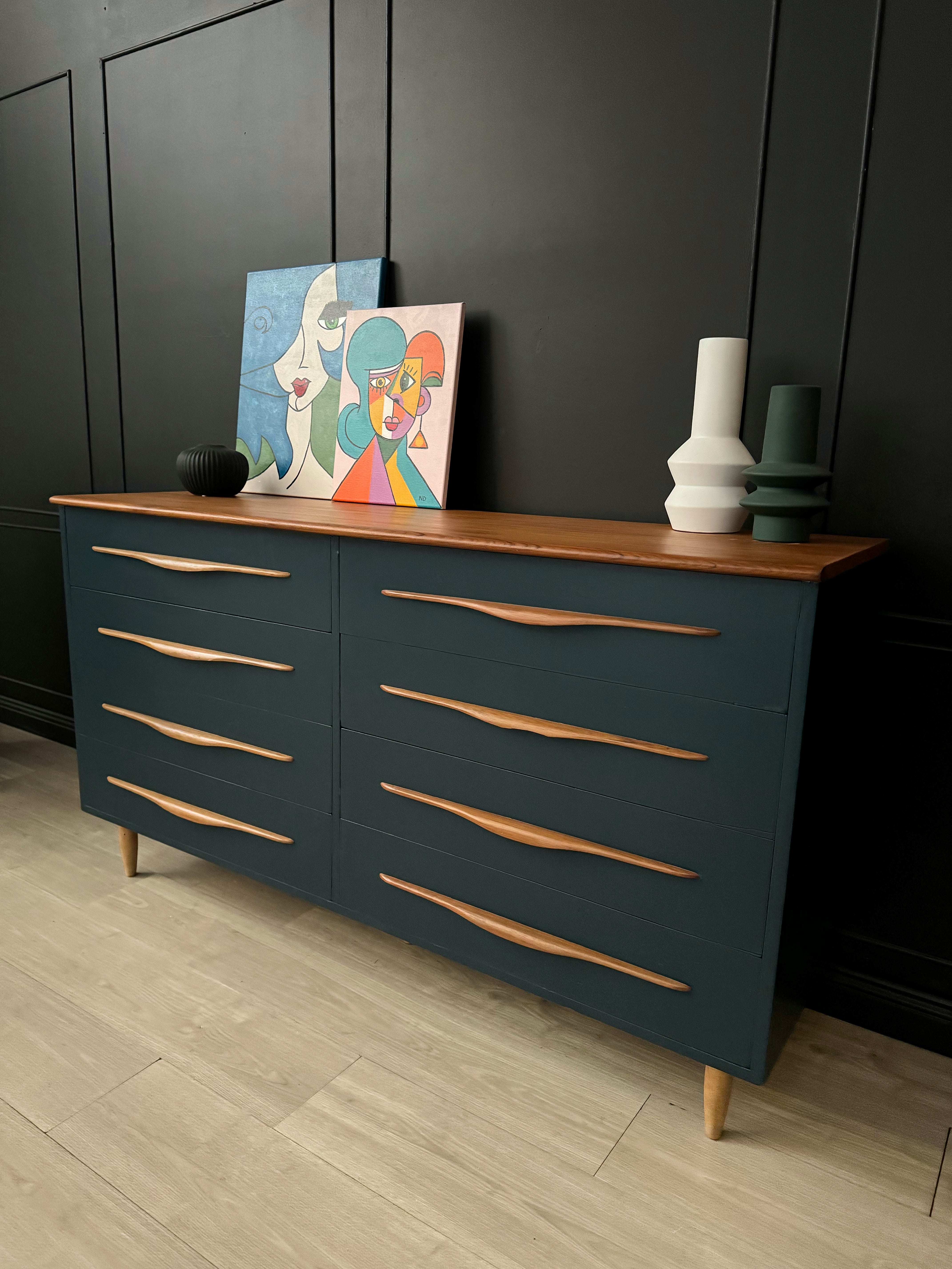 Mid century 8 drawers dresser with wooden handles
