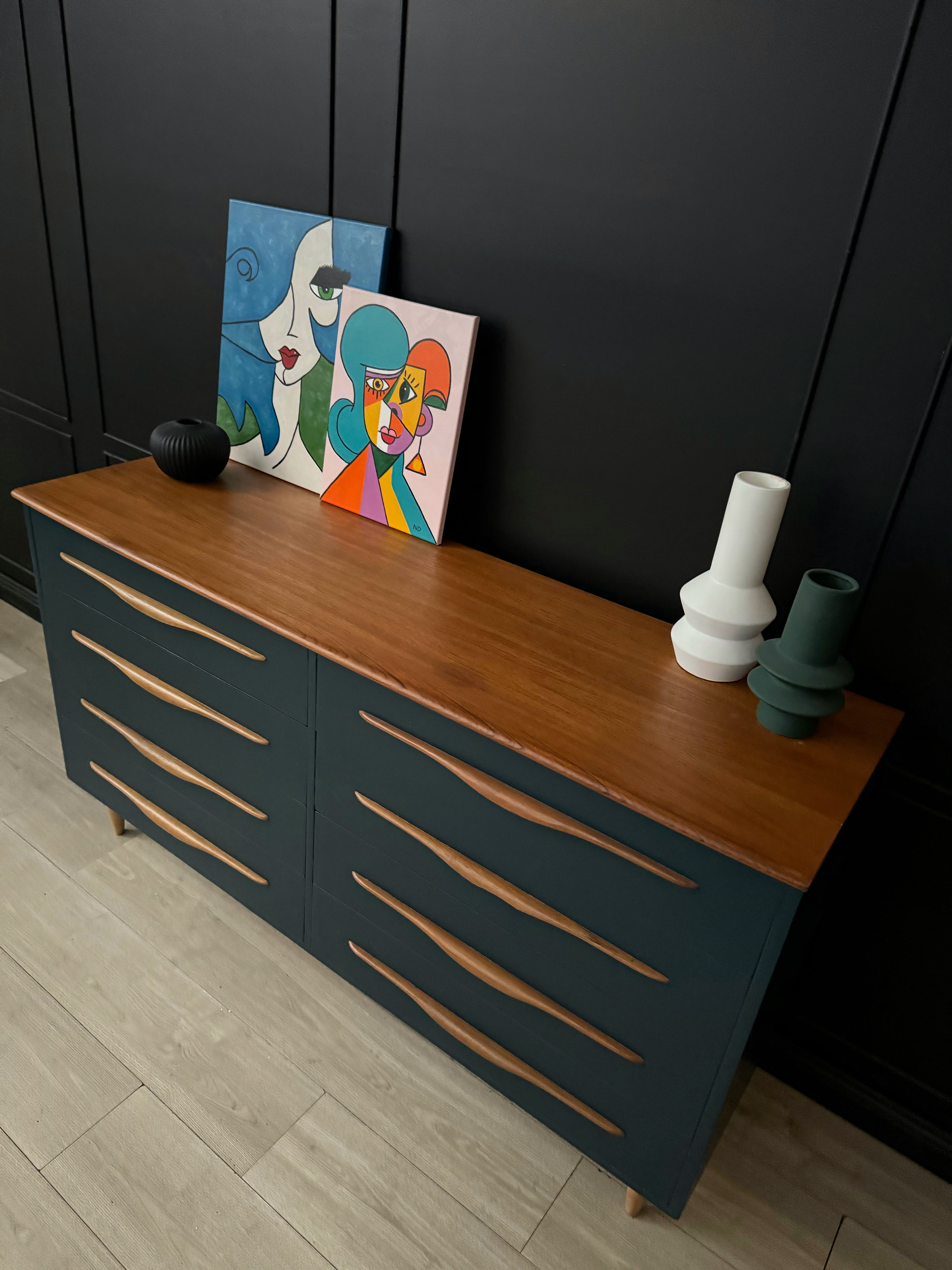 Mid century 8 drawers dresser with wooden handles