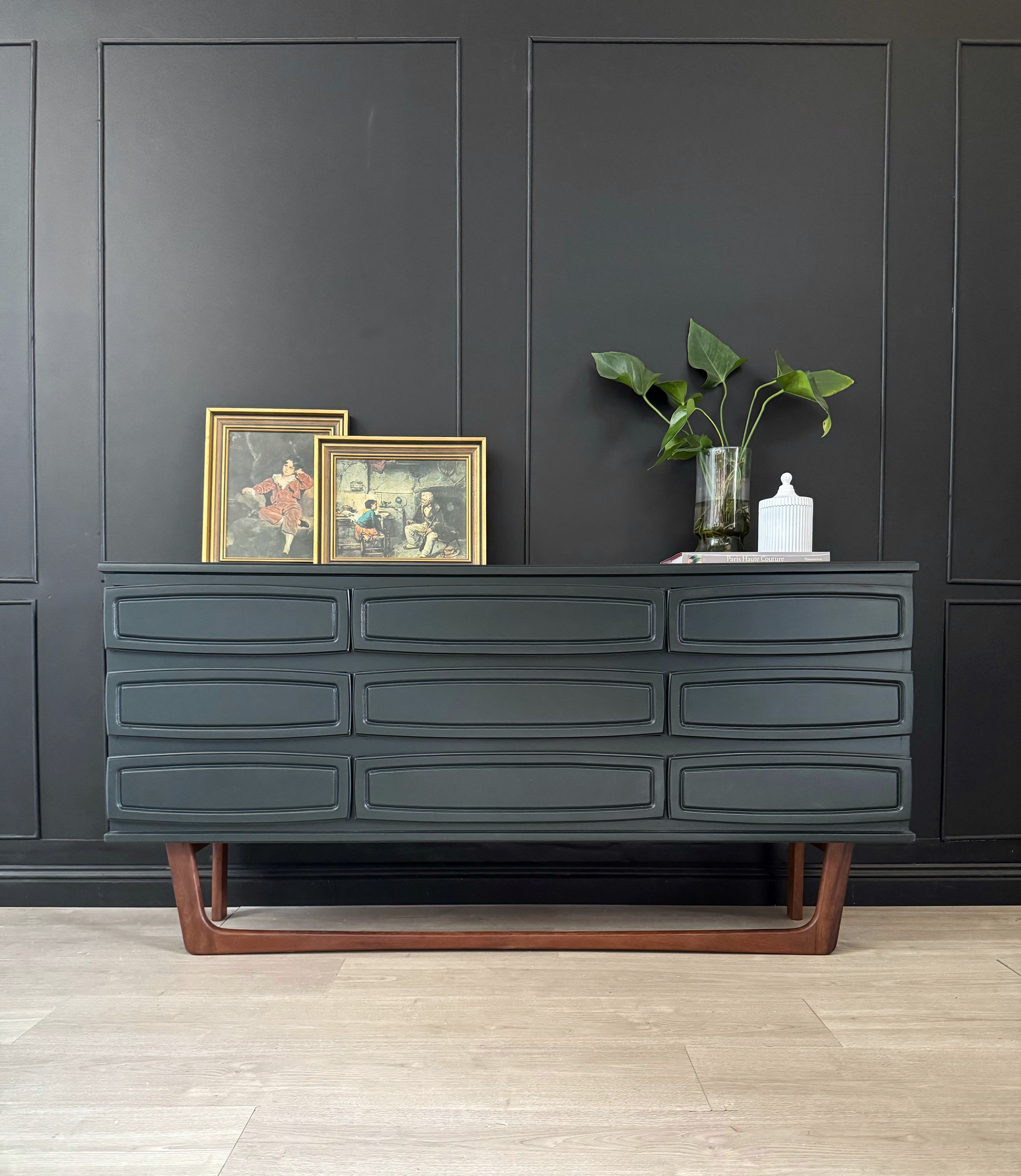 Sleigh base 9 drawer dresser / drawers