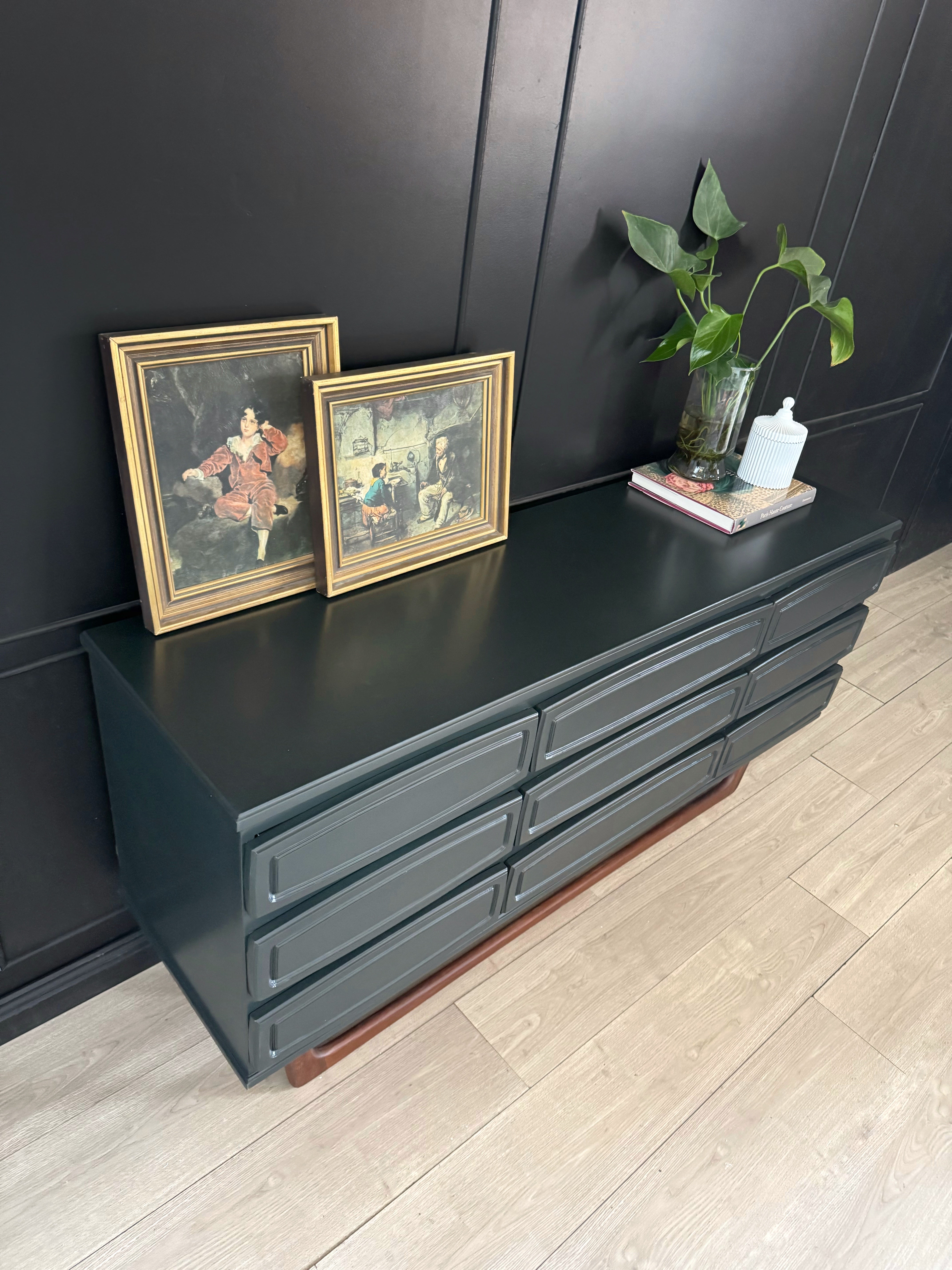 Sleigh base 9 drawer dresser / drawers