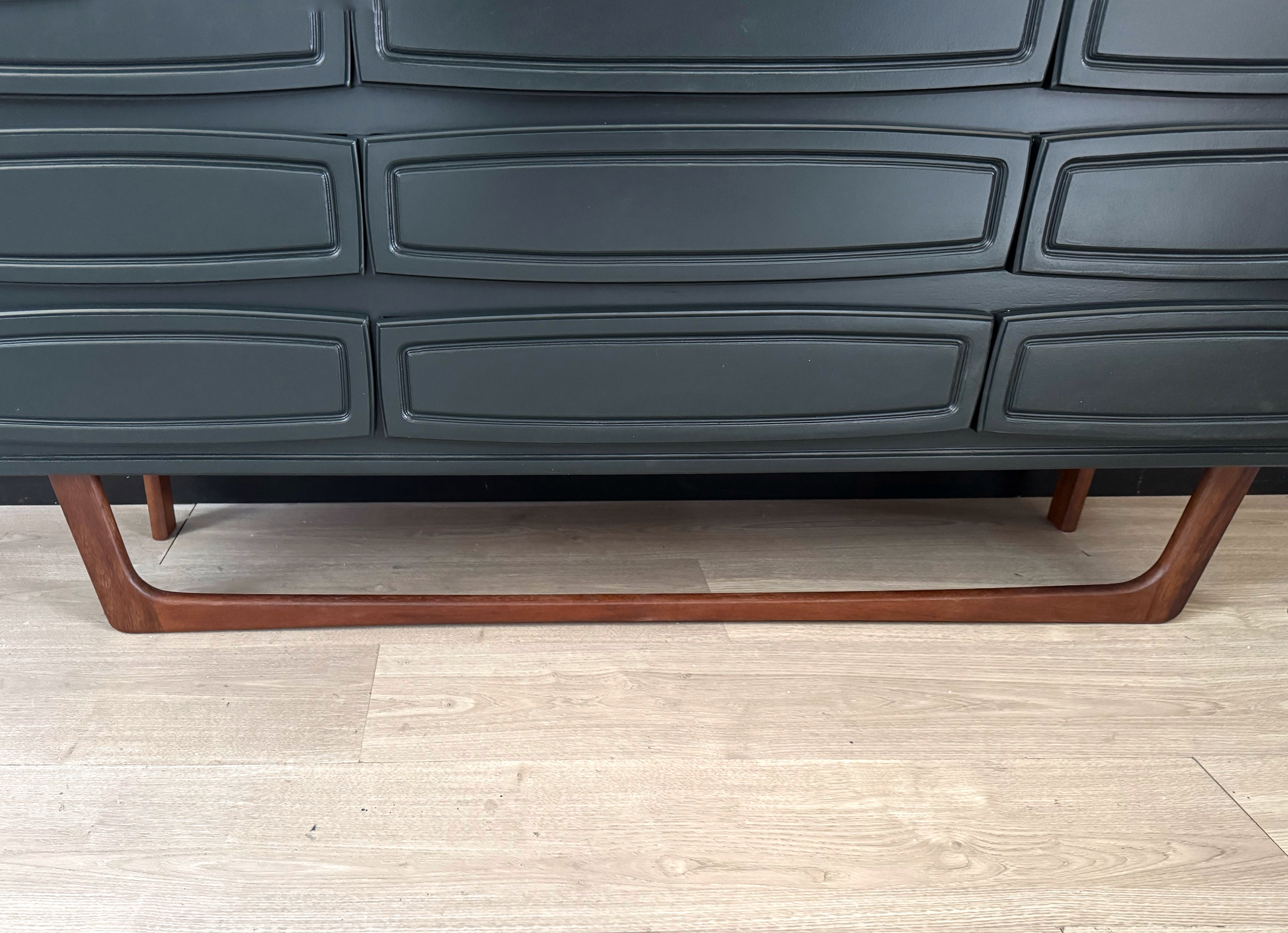 Sleigh base 9 drawer dresser / drawers