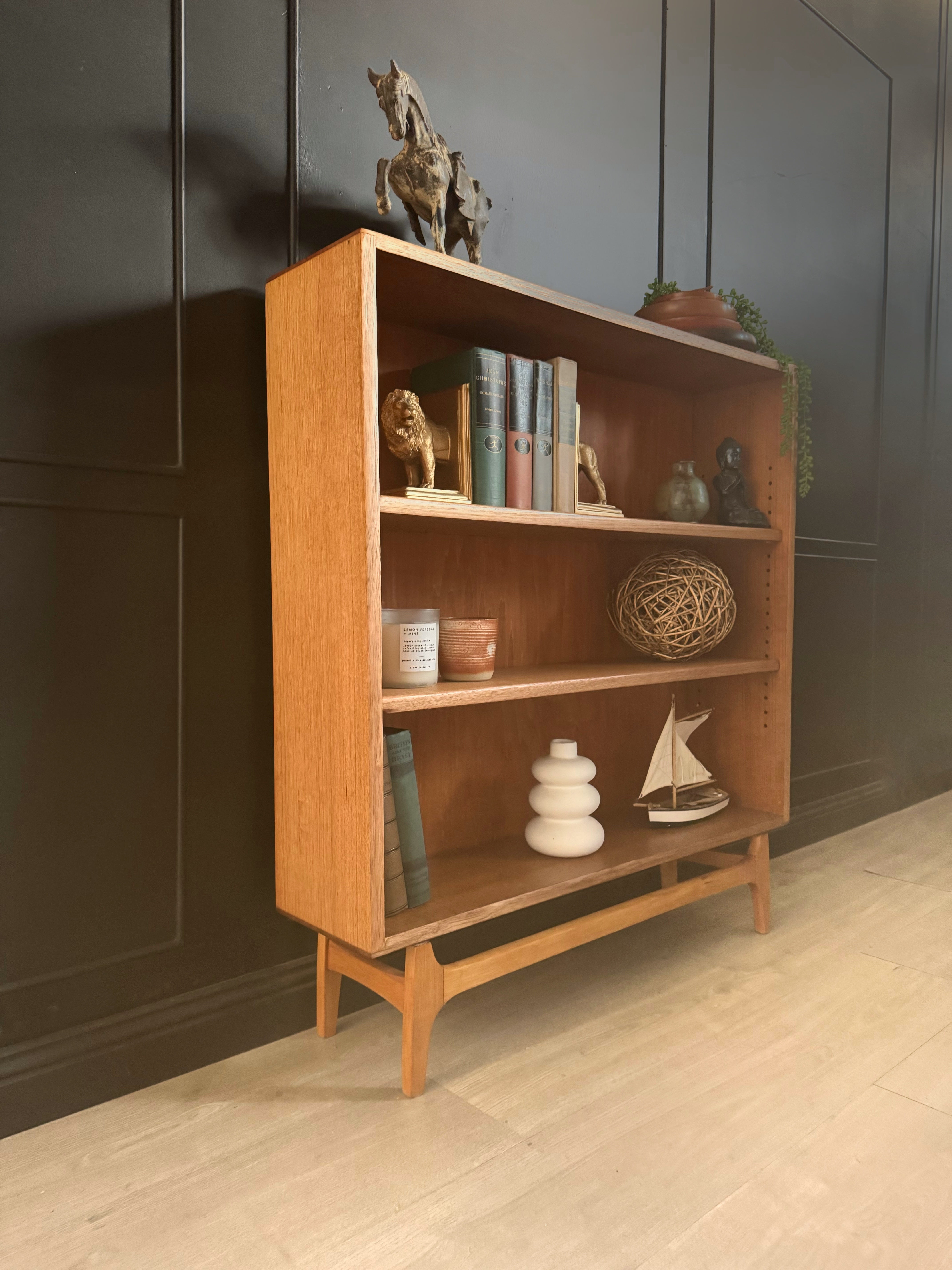 Compact 'Jentique' mid century / vintage bookcase