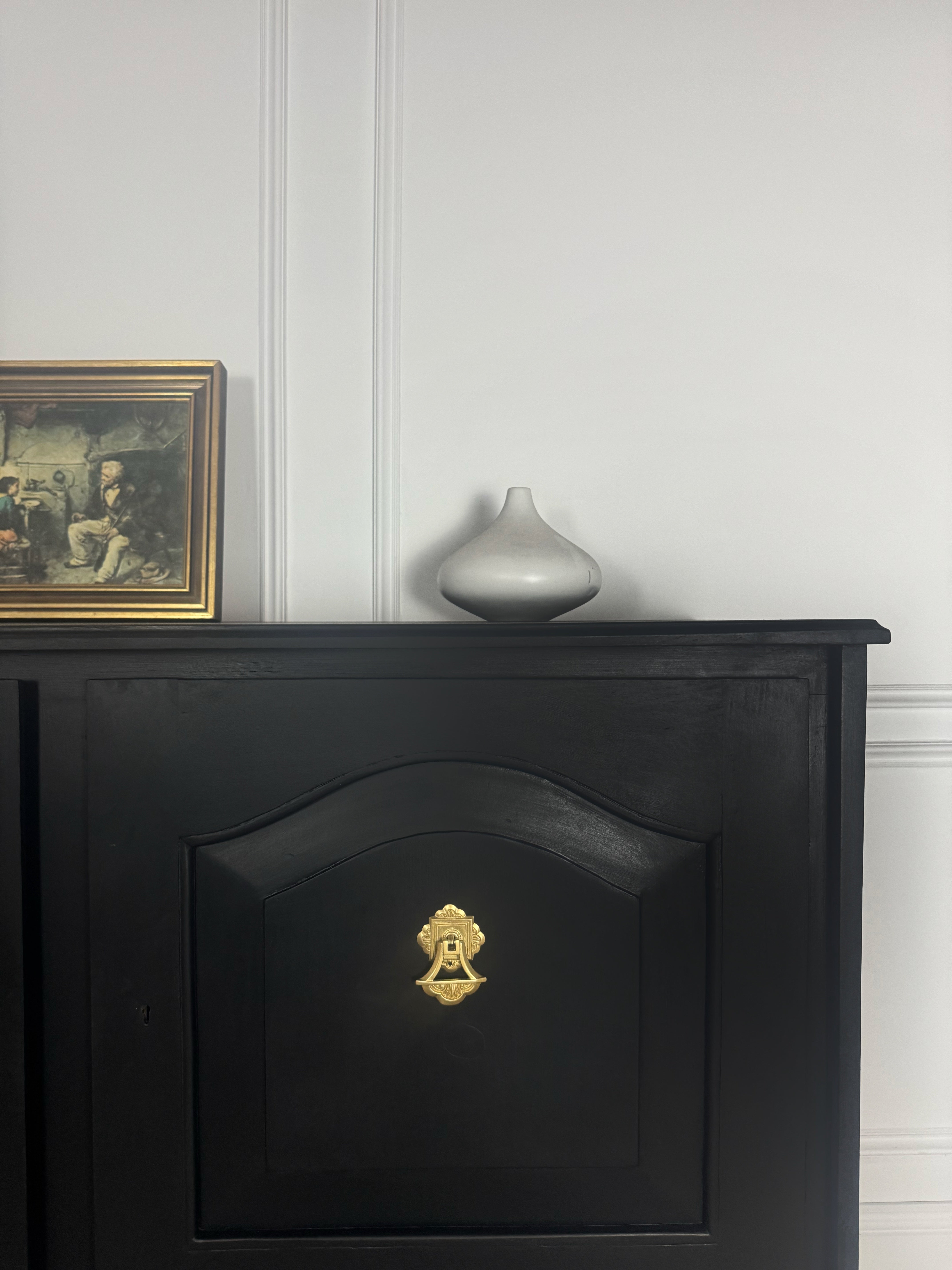 Stunning 3 door black cabinet