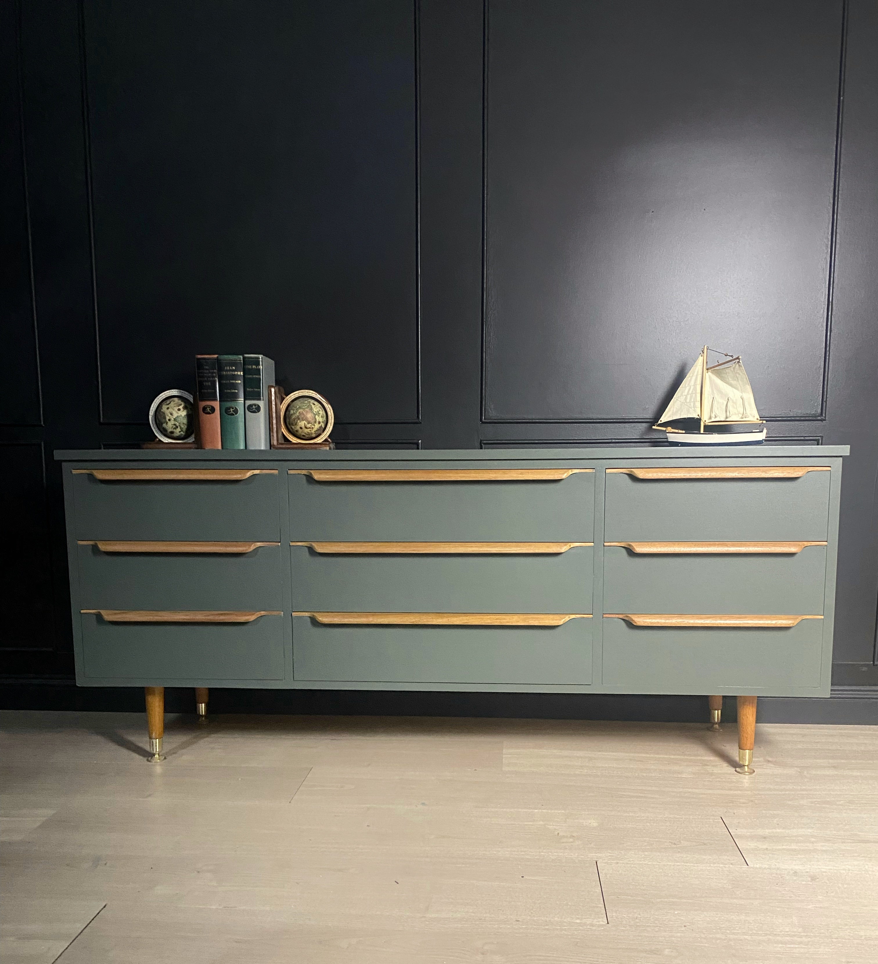 Vintage / Retro / Mid Century 9 drawer wave handled MCM dresser