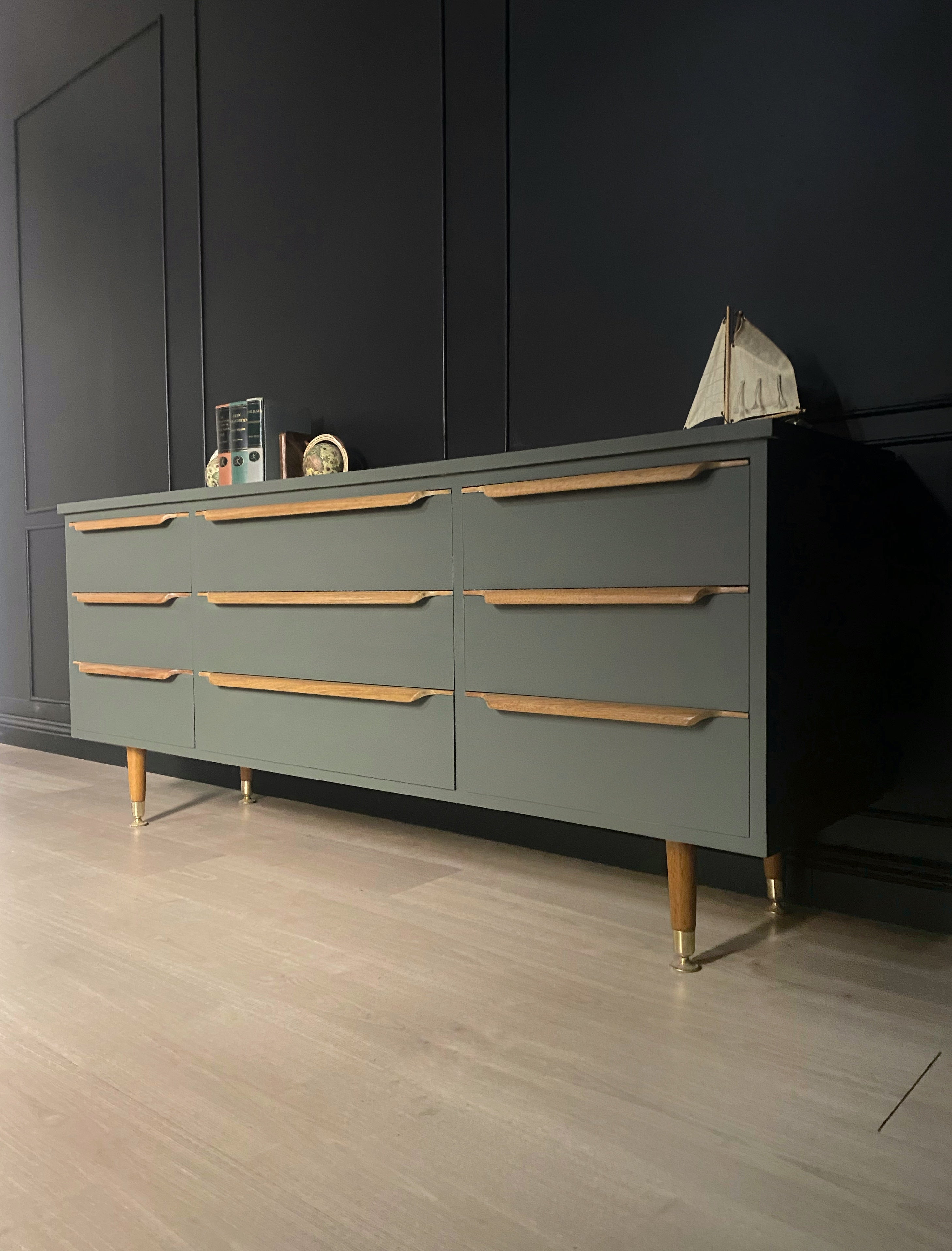 Vintage / Retro / Mid Century 9 drawer wave handled MCM dresser