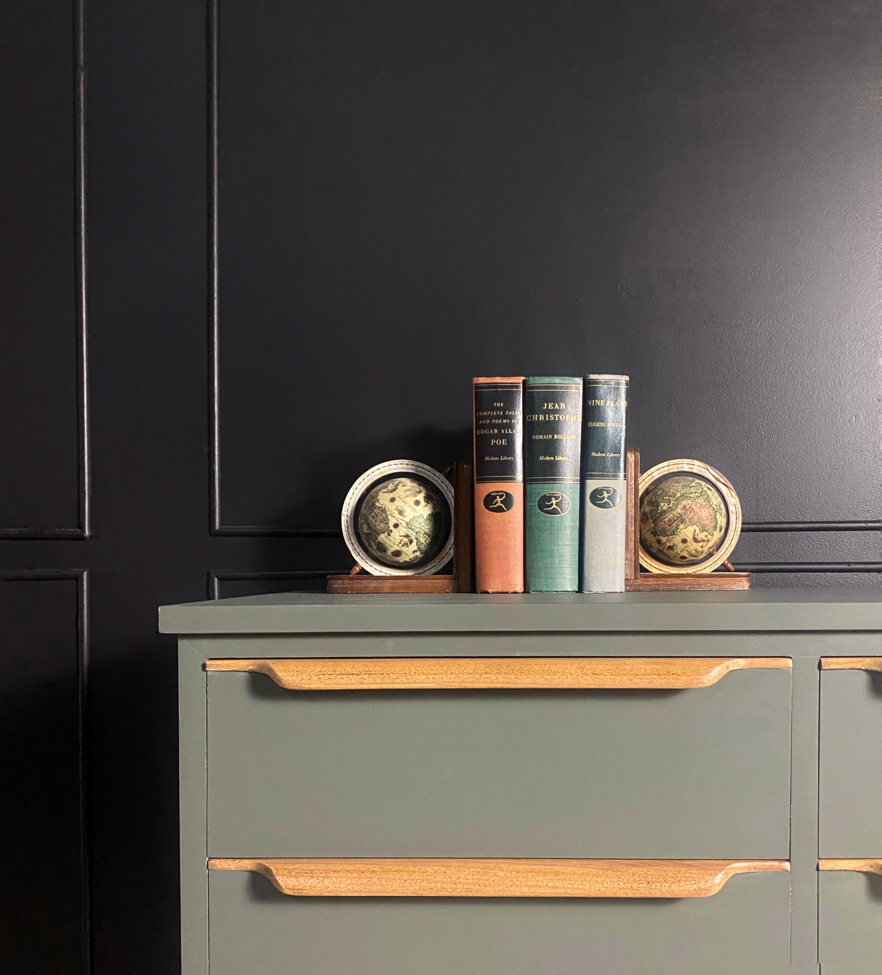 Vintage / Retro / Mid Century 9 drawer wave handled MCM dresser