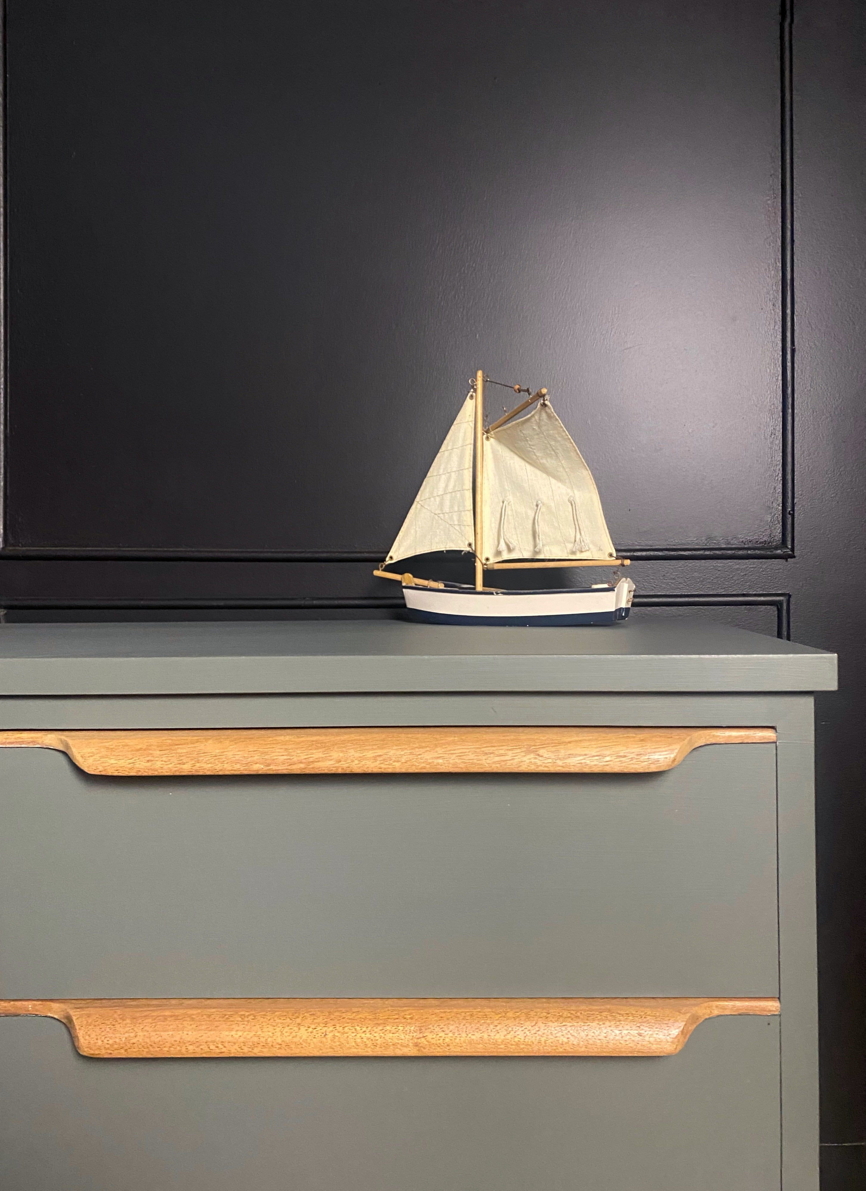 Vintage / Retro / Mid Century 9 drawer wave handled MCM dresser