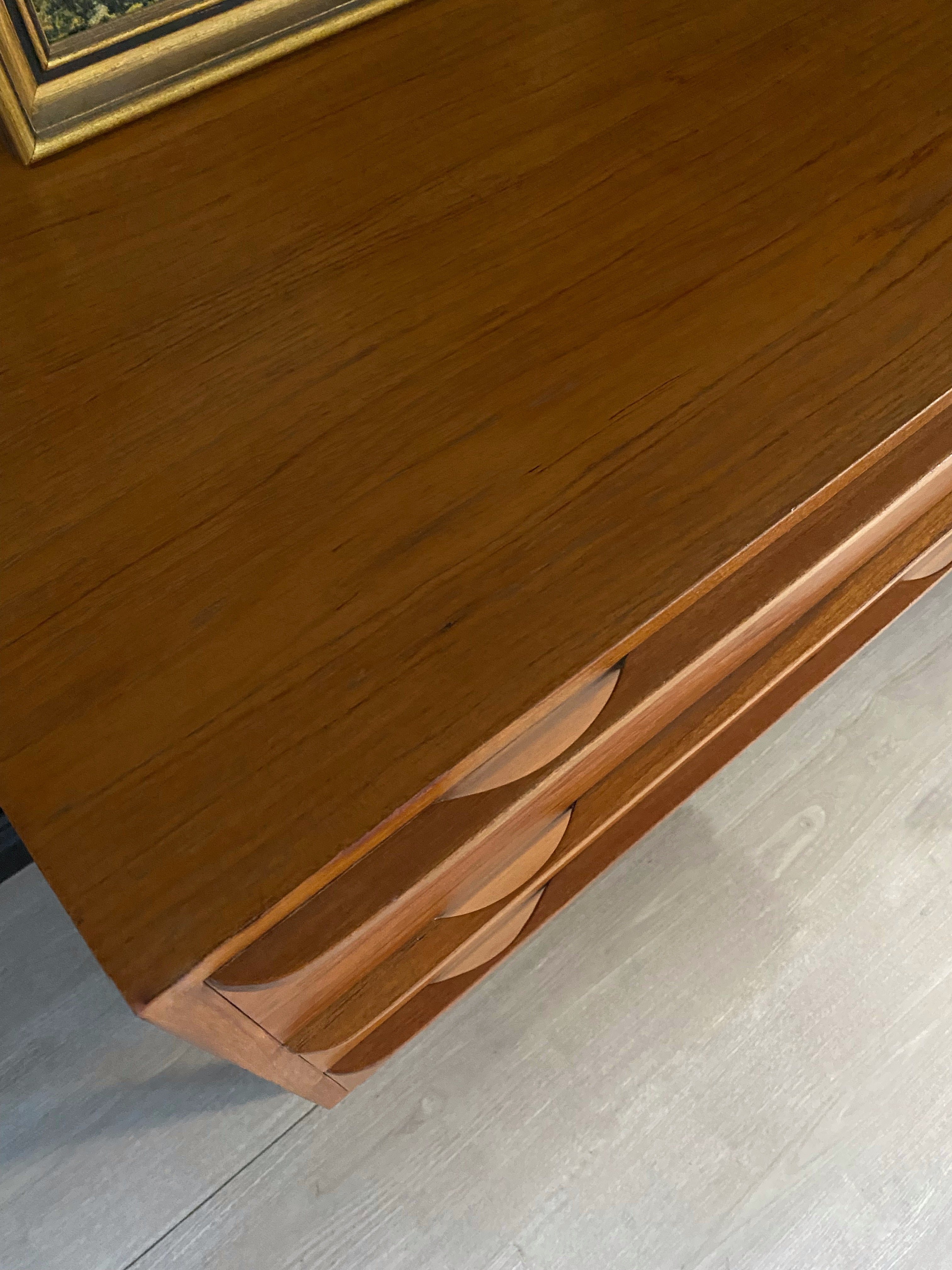 Mid century / vintage dresser with cool handles