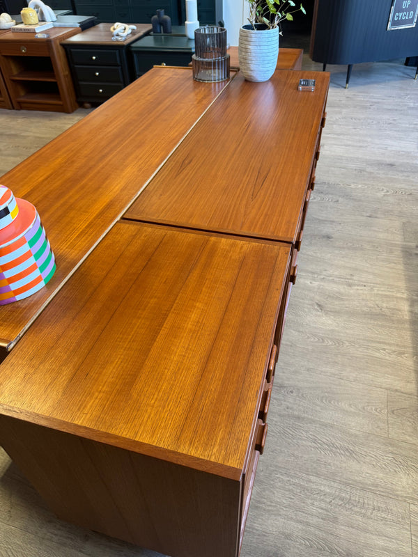 Parker Furniture dresser and bedside tables teak, view 4