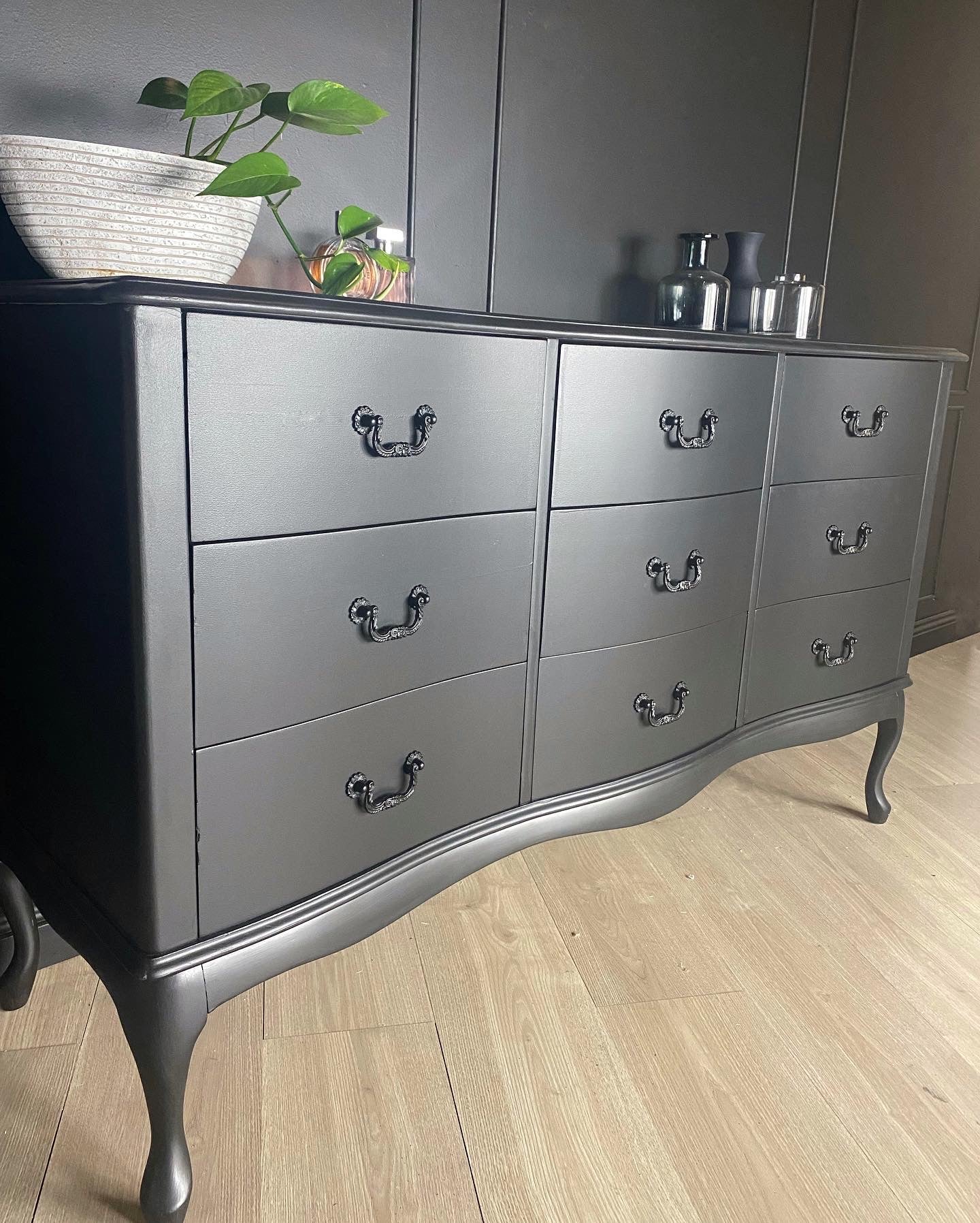 STUNNING BLACK WAVE FRONT DRESSER
