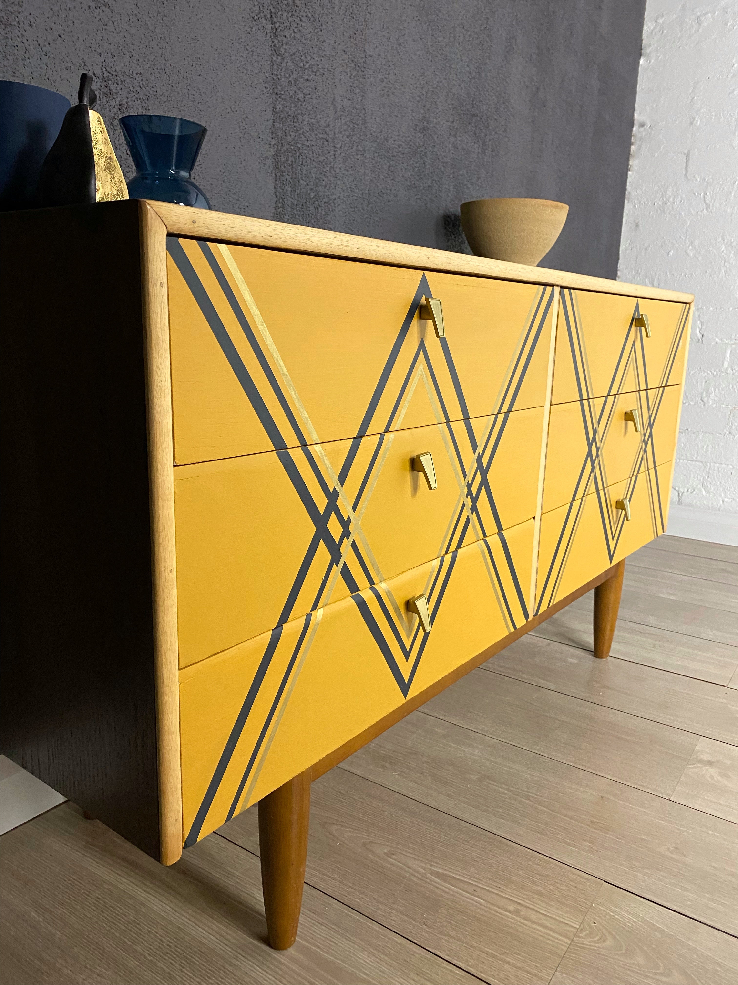 MCM / Retro / Vintage dresser