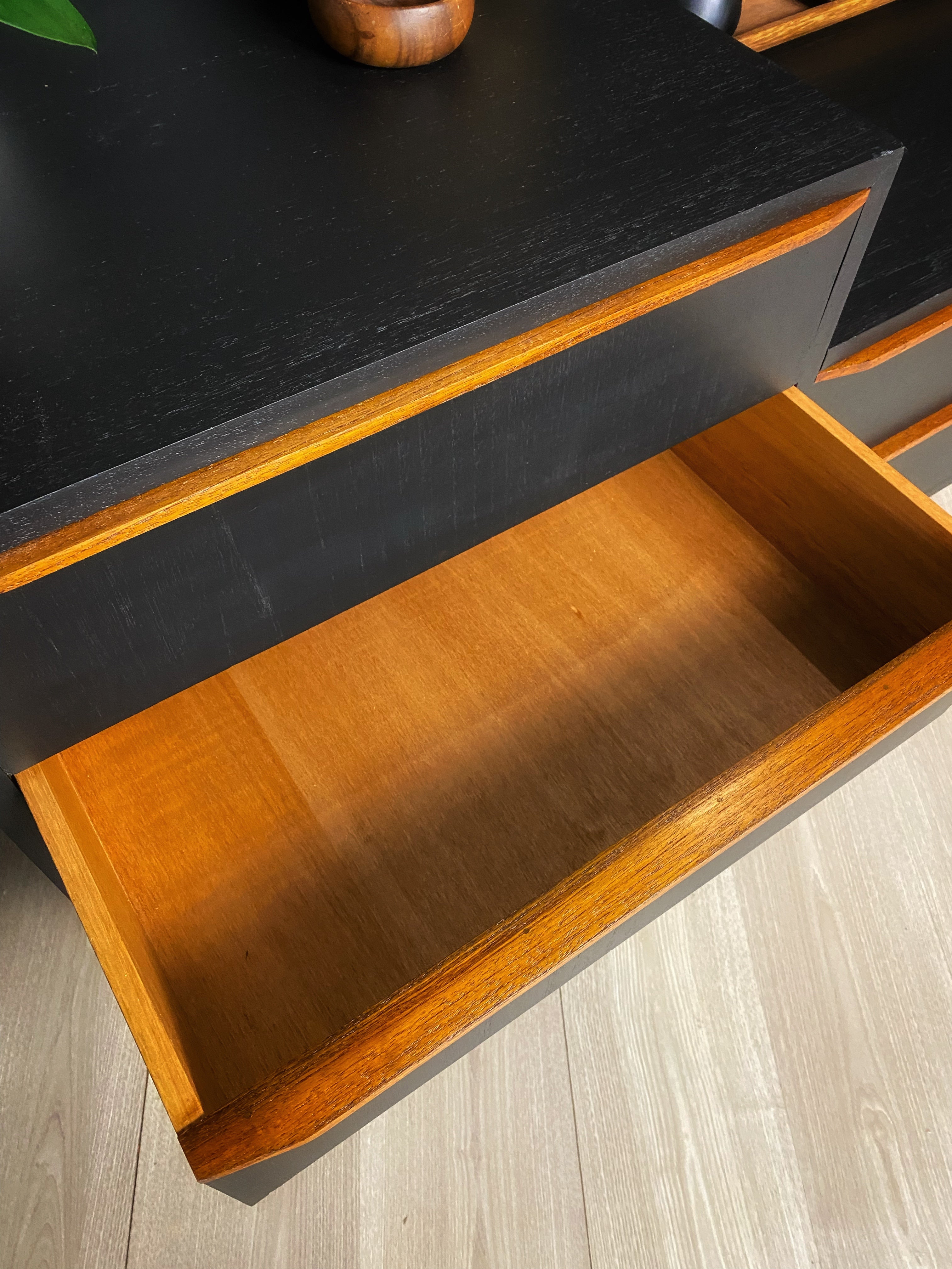 Mid century modern dresser / vintage/ retro