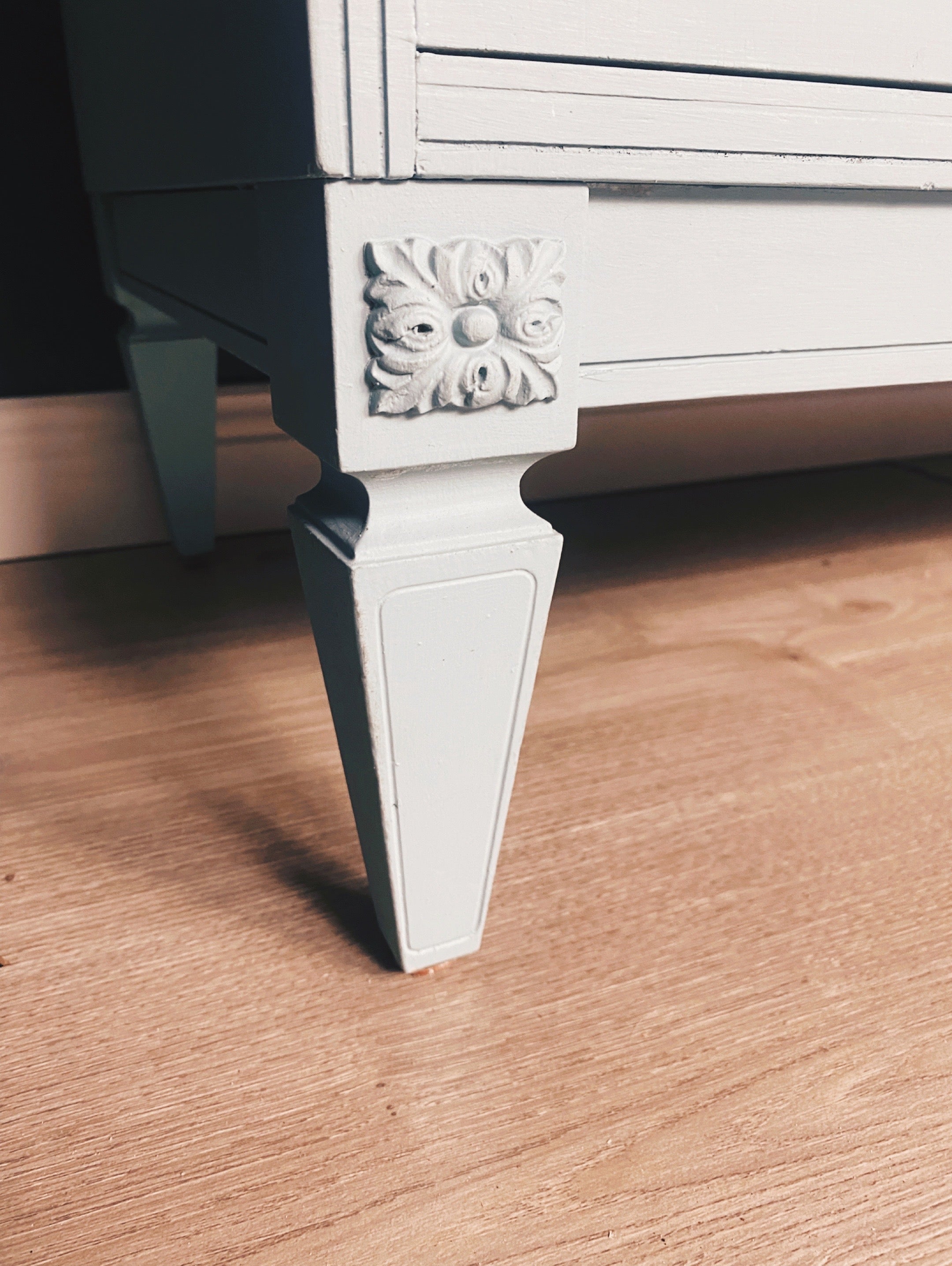 Stunning Dresser / Sideboard / Buffet